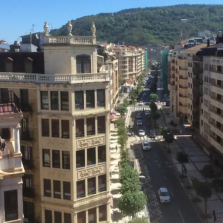 Decor En Gros Con Vistas Al Rio サン・セバスティアン