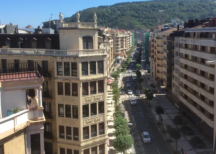 Decor En Gros Con Vistas Al Rio San Sebastian